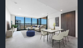 High-Level 3BR Retreat with Gym and Skyline Views, Sydney